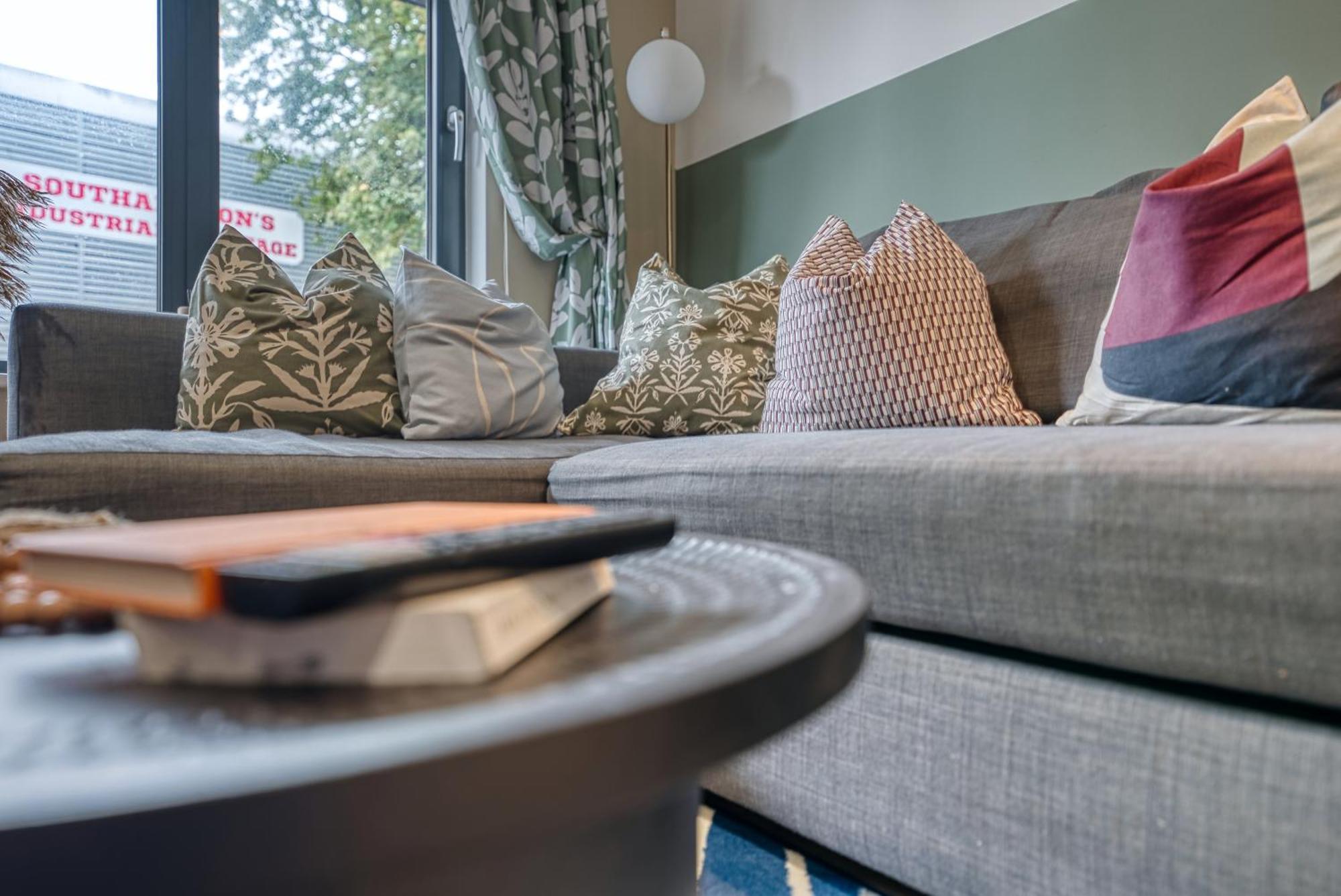 1 Bedroom Ocean Village Luxurious, Stylish & Cosy Apartment, Central Location In Southampton, Sleeps 4 - Summer Special Offer! - By Blue Puffin Stays 외부 사진