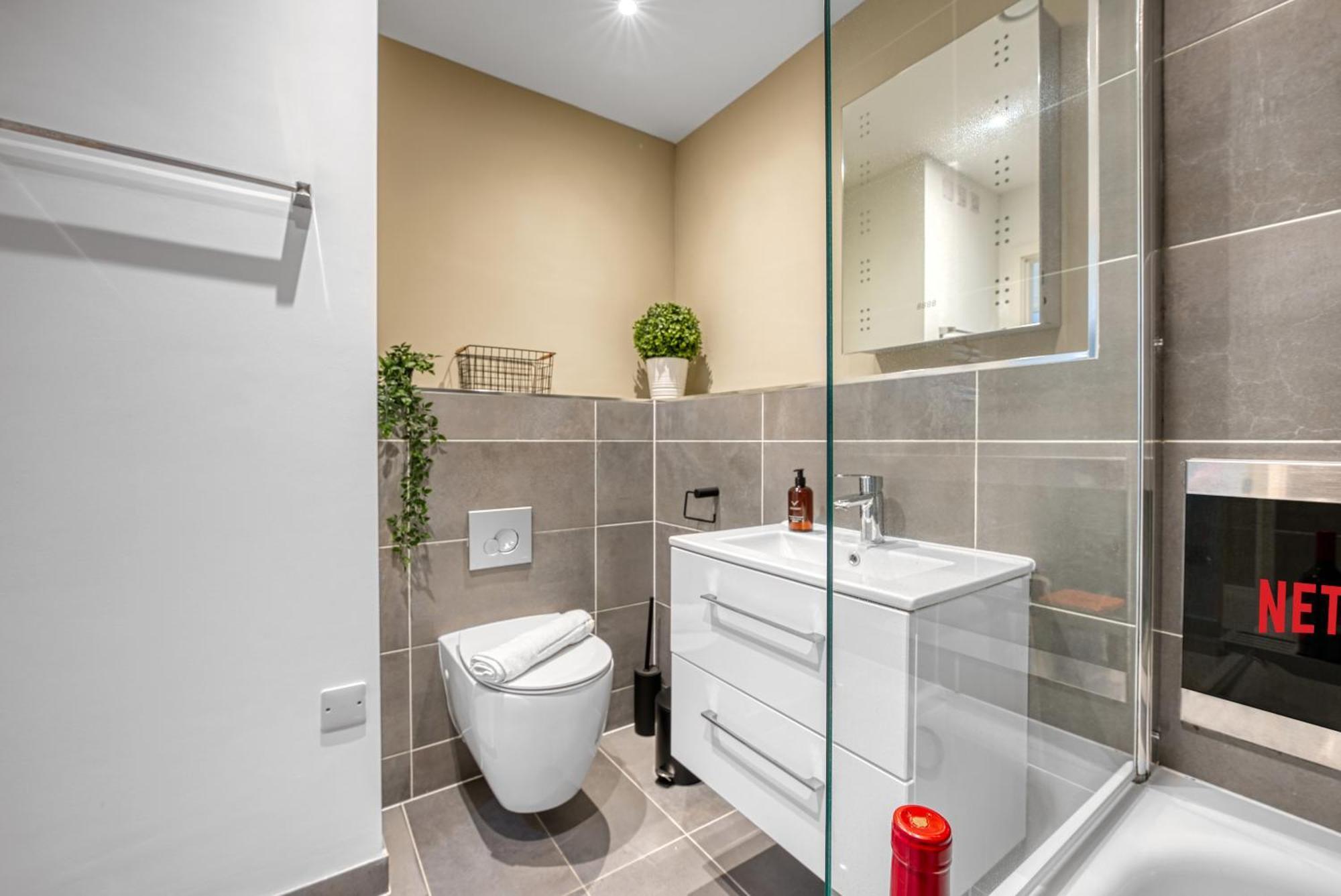 1 Bedroom Ocean Village Luxurious, Stylish & Cosy Apartment, Central Location In Southampton, Sleeps 4 - Summer Special Offer! - By Blue Puffin Stays 외부 사진