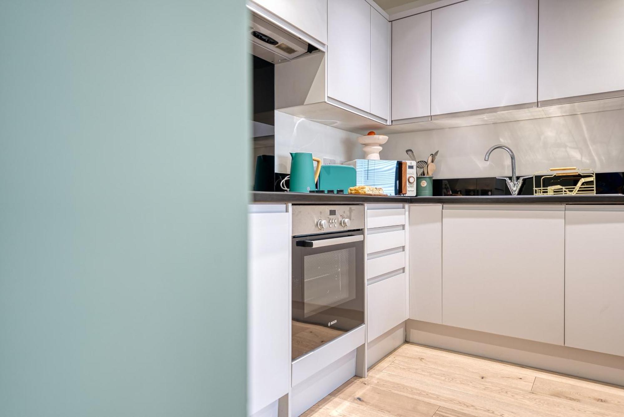 1 Bedroom Ocean Village Luxurious, Stylish & Cosy Apartment, Central Location In Southampton, Sleeps 4 - Summer Special Offer! - By Blue Puffin Stays 외부 사진