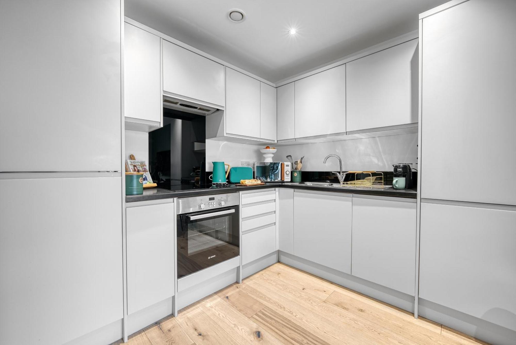 1 Bedroom Ocean Village Luxurious, Stylish & Cosy Apartment, Central Location In Southampton, Sleeps 4 - Summer Special Offer! - By Blue Puffin Stays 외부 사진